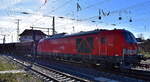 db-cargo-ag/913332/db-cargo-ag-mainz-d-mit DB Cargo AG, Mainz [D] mit ihrer Vectron Dual Mode Light  '249 009', Name: 'Irmgard' [NVR-Nummer: 90 80 2249 009-2 D-DB] und einem Schotterzug am 15.04.26 Höhe Bahnhof Senftenberg.