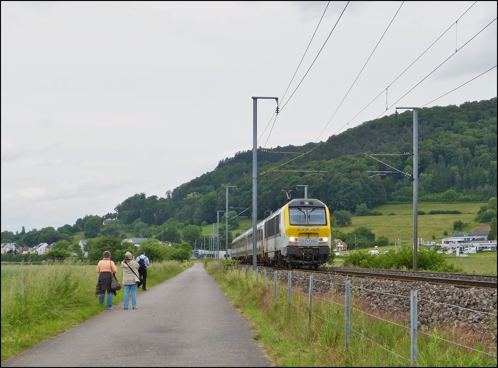. Als versp�tete IR 111 Liers - Luxembourg am 15.06.2013 durch das Alzettetal in der N�he von Lintgen brauste, hatte jeder Fotograf eine geeignete Aufnahmestelle gefunden. (Jeanny)