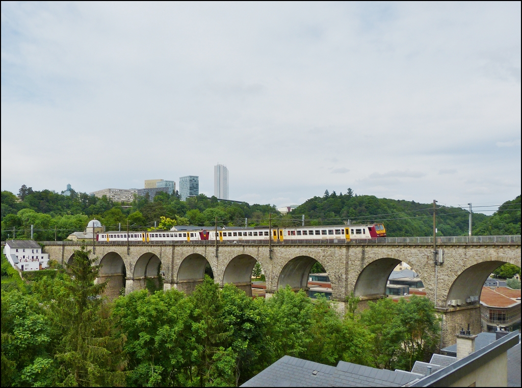 . Am 14.06.2013 bef�hrt eine Z 2000 Doppeleinheit den Clausener Viadukt in Luxemburg Stadt. Dieser Viadukt ist mit seinen 9 B�gen und einer L�nge von 199 Metern die zweitkleinste Eisenbahnbr�cke auf dem Territorium der Hauptstadt von Luxemburg. (Jeanny)