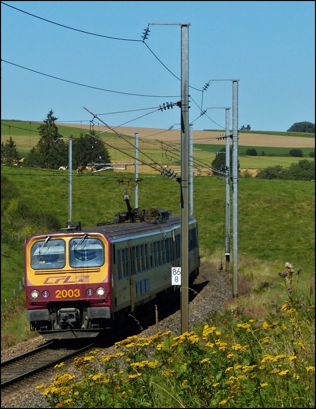- Auf der Suche nach neuen Fotostellen - Der Fahrradweg auf der Strecke der ehemaligen Vennbahn ist nun fertiggestellt und der Verkehr auf der Strecke nach Gouvy kann nun auch von der anderen Seite fotografiert werden. Bedingt durch Bauarbeiten auf der Nordstrecke fuhr aber am 07.09.2012 kein IR, sondern der Triebzug 2003 pendelte zwischen Troisvierges und Gouvy hin und her. (Hans)