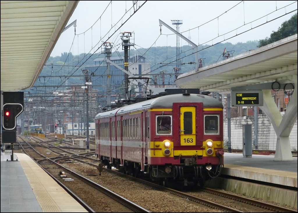 -Baujahr 1962 und noch unerm�dlich jeden Tag im Einsatz - Gibt es was Sch�neres, als der sauberen AM (Automotrice) 62 163 zuzuschaen, bei der Einfahrt in den Bahnhof Li�ge Guillemins? 22.08.2012 (Jeanny)