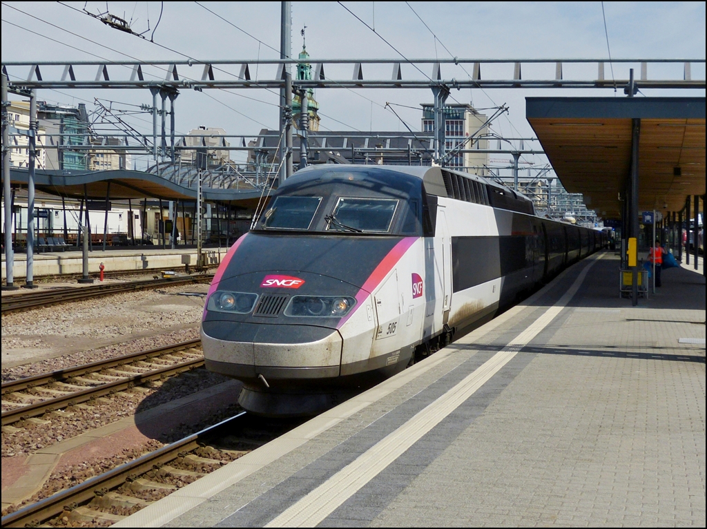 . Da war Armin schon weg - Der TGV R�seau 505 im neuen Carmillon Farbkleid wartet am 17.06.2013 im Bahnhof von Luxemburg Stadt auf die Abfahrt nach Paris Est (TGV 2867 Luxembourg - Paris/Est). (Hans)