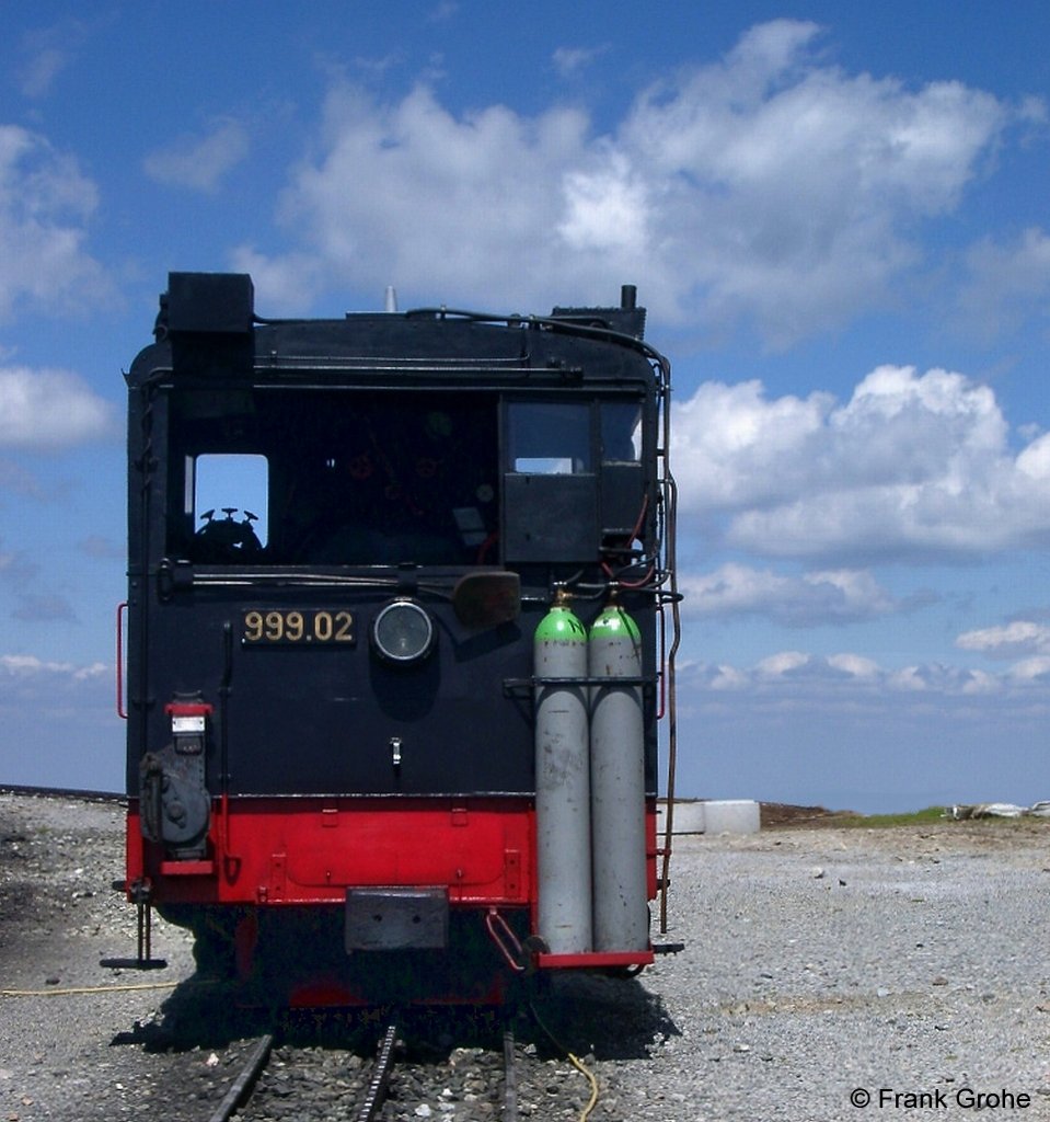   Dampflokhimmel  , 999.02 pausiert vor Talfahrt, Schneebergbahn in �sterreich Puchberg - Hochschneeberg, Zahnradbahn mit 1.000 mm Spurweite, fotografiert in der Bergstation auf dem Schneeberg am 11.07.2003
--> Da stellt sich doch die Frage: Sieht so der  Himmel  f�r Dampfloks aus?