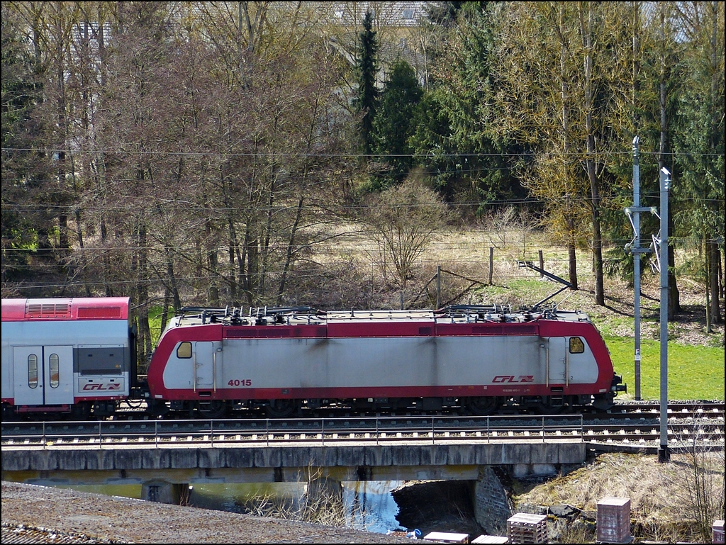 . Der 4015 mal aufs Dach geschaut - Am fr�hlingshaften 14.04.2013 �berquert die 4015 die Clerve in Wilwerwiltz. (Jeanny)