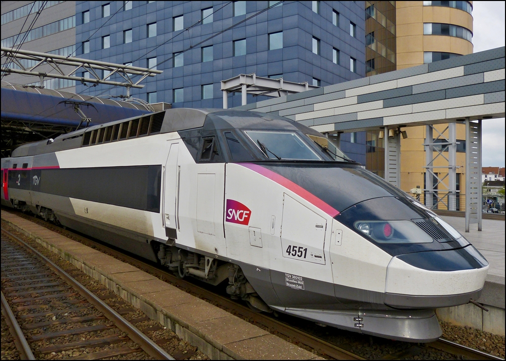 . Der TGV R�seau 4551 im neuen Carmillon Design wartet auf einen zweiten Zug zwecks Ankuppeln in Bruxelles Midi. (Hans)

Carmillon ist ein zusammengesetztes Wort und besteht aus den W�rtern  carmin  (karminrot) und vermillon (leuchtend rot). Diese Farben sind an dem Streifen an der Front deutlich erkennbar und sie ziehen sich auch an den Seiten �ber den ganzen Zug.  