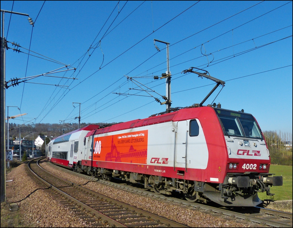 . Die 4002 mit ihrer Werbung  100 Joer Gare L�tzebuerg  (100 Jahre Bahnhof Luxemburg) dr�ckt am 04.03.2013 ihre Dostos aus der Haltestelle Belval-R�dange in Richtung Obercorn. (Hans)
