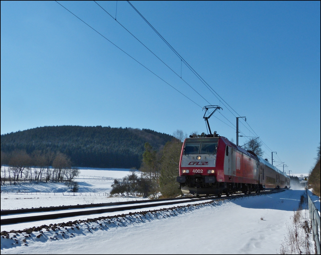 . Die 4002 zieht den IR 3739 Troisvierges - Luxembourg durch die jetzt wieder verschneite Landschaft zwischen Cinqfontaines und Maulusm�hle. 13.03.2013 (Jeanny)