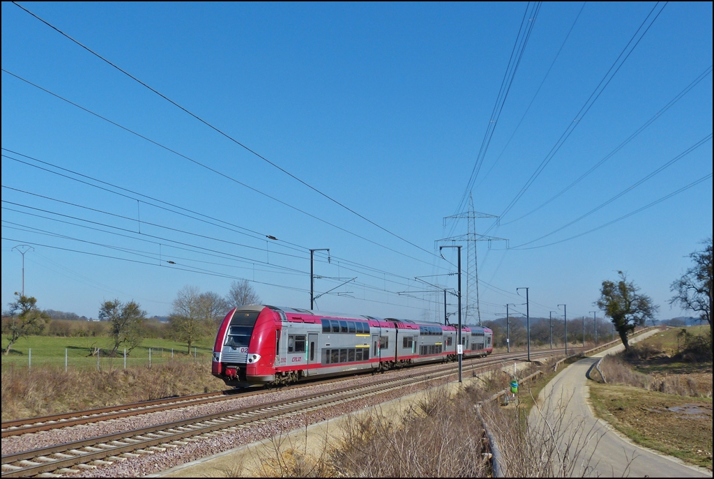 . Die Computermaus Z 2202 war am 04.03.2012 als RB 5062 Luxembourg - Longwy (F) zwischen Dippach und Schouweiler unterwegs, als sie an mir vorbei fuhr. Fast an der ganzen Strecke Luxembourg - P�tange (Ligne 70) f�hrt ein Velo- und Wanderweg entlang und es gibt jede Menge Omab�nke und Abfalleimer. ;-) (Hans)