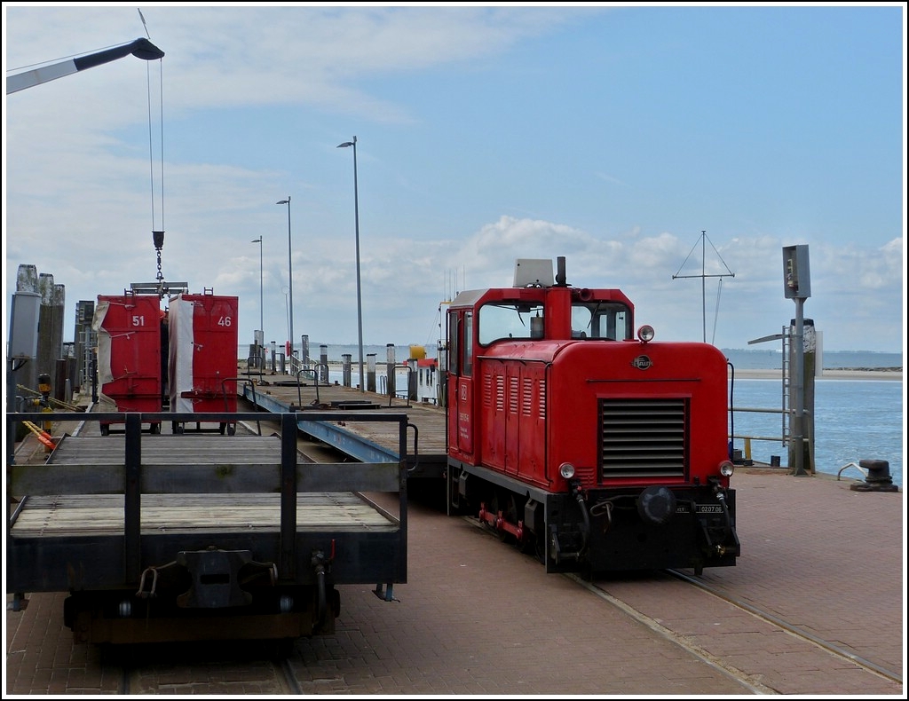. Die etwa drei Kilometer lange Strecke vom Hafen (Westanleger) zum zentral gelegenen Dorfbahnhof auf der Insel Wangerooge wird von einer Schmalspurbahn mit 1000 mm Spurweite befahren. Bahnbetreiber ist die DB AutoZug, eine Tochter der Deutschen Bahn. Damit ist die Wangerooger Inselbahn die einzige von der Deutschen Bahn betriebene Schmalspurbahn. Am 07.05.2012 stand die FAUR Lok 399 105-6 mit G�terwagen am Anleger der F�hre. Die Lok wurde 1990 unter der Fabriknummer 25666 gebaut (Herstellertyp: L18H-C, Bauart: C-dh). (Jeanny)                       