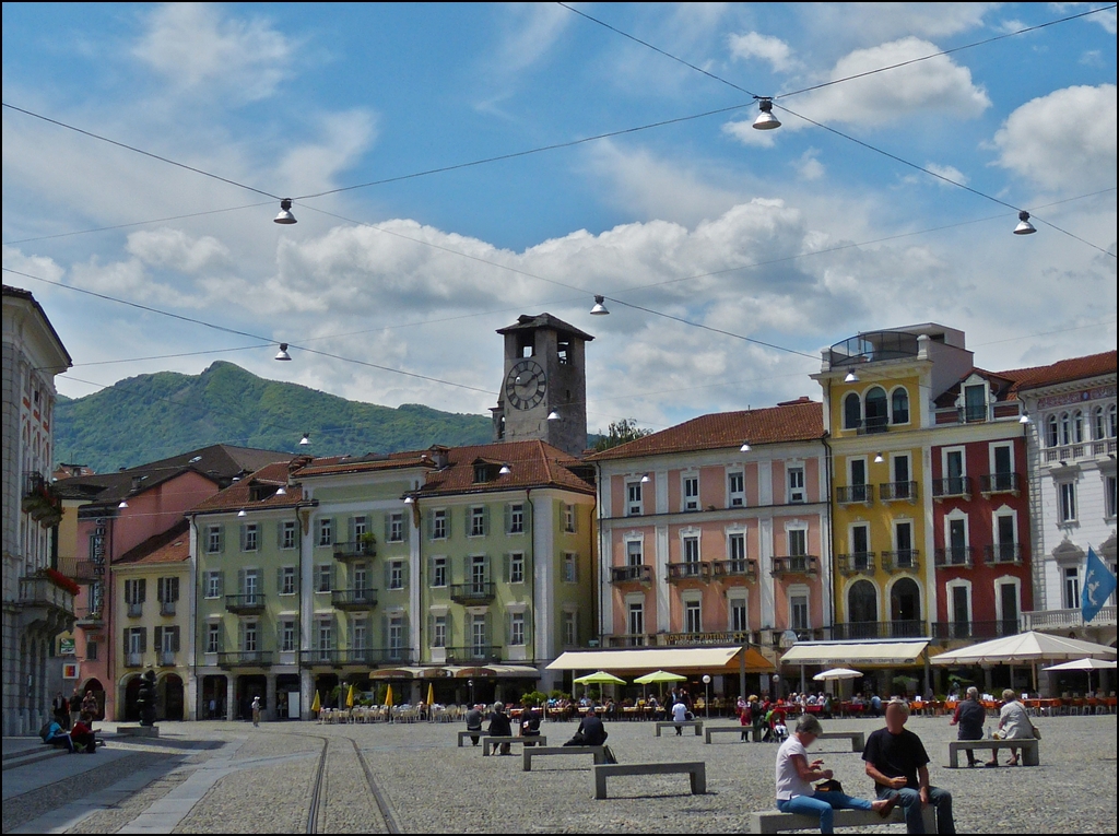 - Die Piazza Grande in Locarno, ein Bahnbild? - Die Piazza Grande in Locarno eignet sich heute wunderbar zum Flanieren und Verweilen, da s�mtlicher Verkehr von diesem sch�nen Platz verbannt wurde. Leider auch die Centovalli-Bahn, deren Schienen man noch links im Bild sehen kann. Heute f�hrt die Centovalli-Bahn unterirdisch und kommt erst hinter Locarno wieder ans Tageslicht. (Die st�rzenden Linien wurden absichtlich nicht ganz aus dem Bild verbannt). 23.05.2012 (Jeanny)