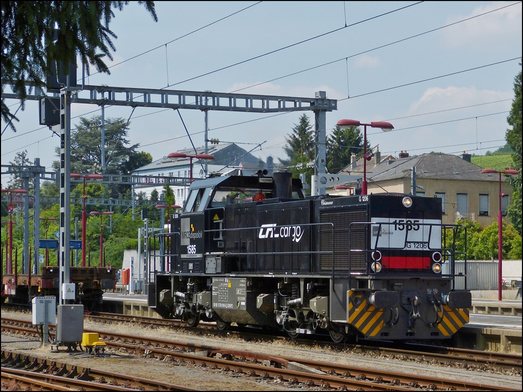 . Die schwarze CFL Cargo 1585 hat am 16.07.2013 ihren Zug verlassen und setzt im Bahnhof von Wasserbillig um. (Hans)

Die technischen Daten der 1585:

Hersteller: Vossloh 	
Typ: G 1206 	  	 
Fabriknummer: 5001684 	
Bauart: B'B'-dh 	  	
Baujahr: 2008 
Spurweite: 1435 mm 	  	 
EBA-Nummer: EBA 03E09K 043 	  	  	  	


Lebenslauf:

2008 - Auslieferung an MRCE - Mitsui Rail Capital Europe B.V., Amsterdam (NL)   500 1684  (Name: Chimene)
(NVR-Nummer: 92 80 1276 018-9 D-DISPO)

Mai 2009 - Vermietung an CFL Cargo S. A., Esch-sur-Alzette (L)   1585 
