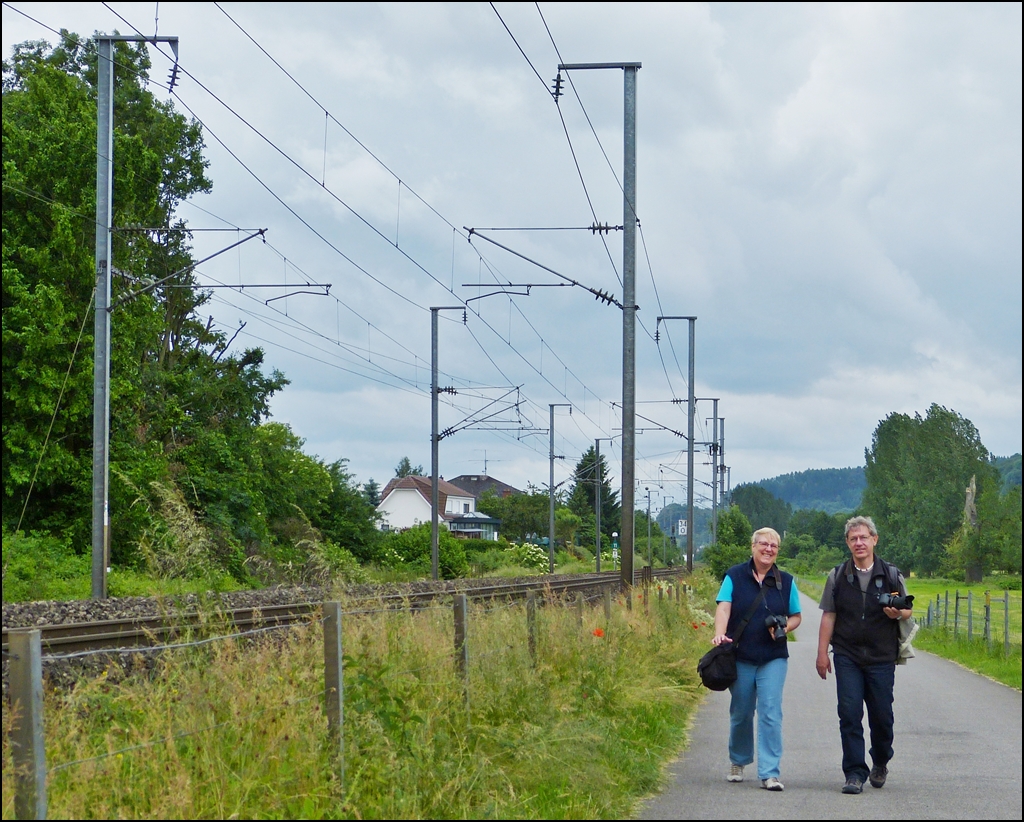 . Ein Bahnbild ohne Zug - daf�r aber mit sehr lieben Menschen, welche die luxemburgische Nordstrecke in der N�he von Mersch wunderbar beleben. 15.06.2013 (Jeanny)