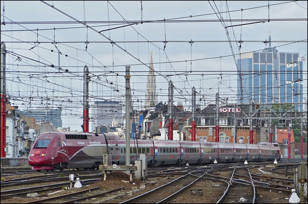 . Eine Krone f�r den Thalys - Der PBKA Thalys 4345 gratuliert dem neuen niederl�ndischen K�nig und verl�sst am 10.05.2013 den Bahnhof Bruxelles Midi. (Jeanny)