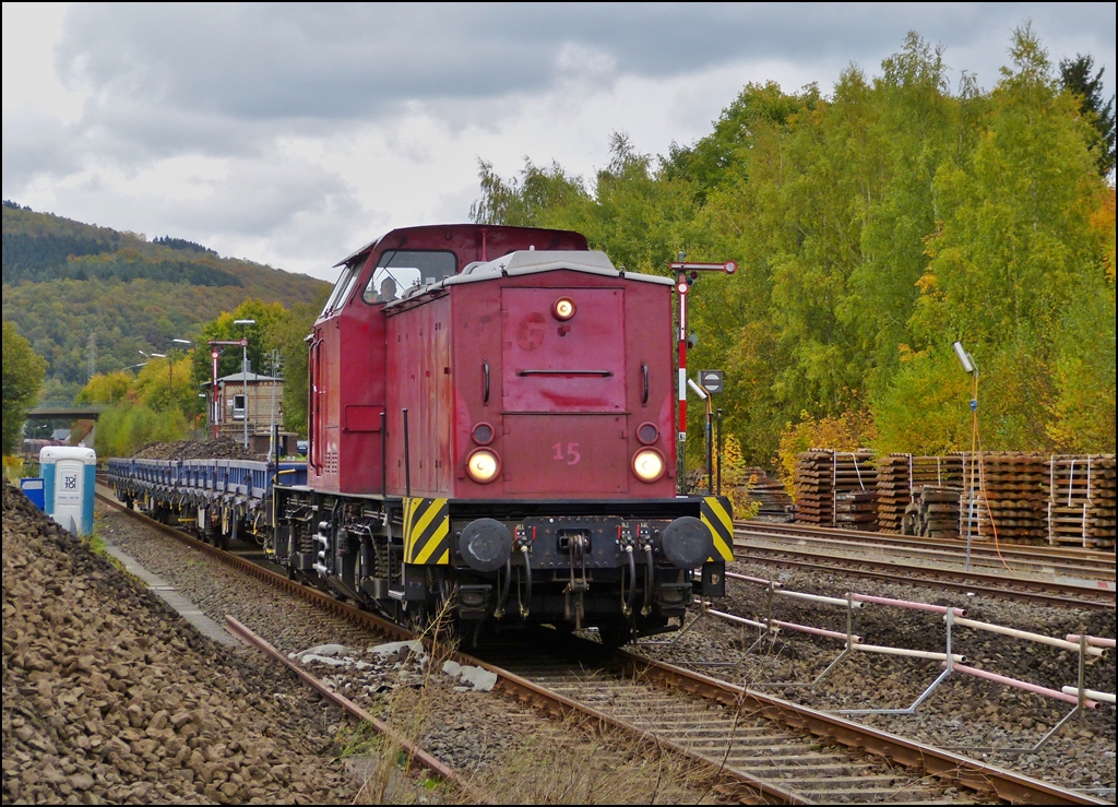 - Gleisbaustelle Bahnhof Herdorf (Erneuerung Gleis 2) - Die V 100.05 (202 726-6) der HGB (Hessische G�terbahn GmbH, Buseck) ex DR 110 726-7, ex DB 202 726-6 steht mit ihren G�terwagen im Bahnhof von Herdorf und wartet bis der Zug vollbeladen ist mit dem alten Schotter. 14.10.2012 (Hans)