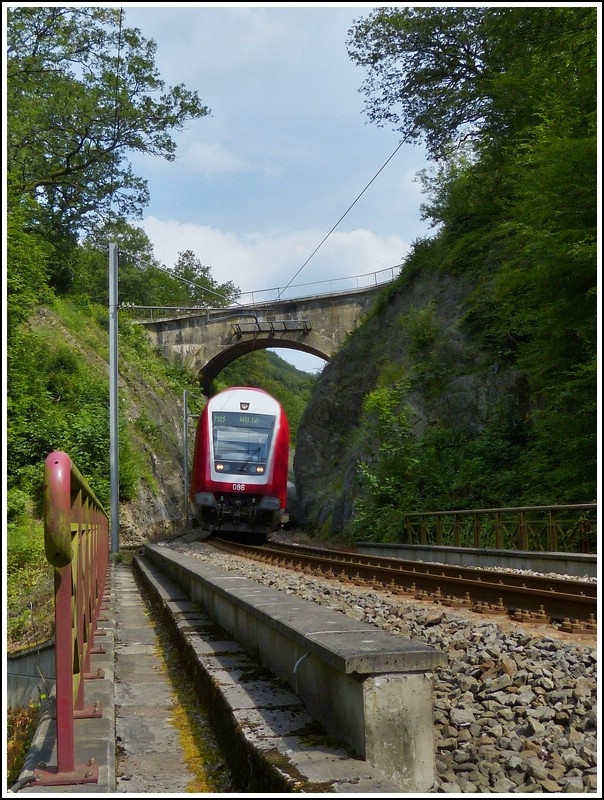 - Hohle Gasse - Auf der eingleisigen Strecke von Wiltz nach Kautenbach geht es stellenweise recht eng zu. Die RB 3214 Luxemburg - Wiltz schl�ngelt sich am 04.07.2012 durch das enge Tal der Wiltz (der Fluss heisst auch so) in der N�he von Merkholtz. (Hans)