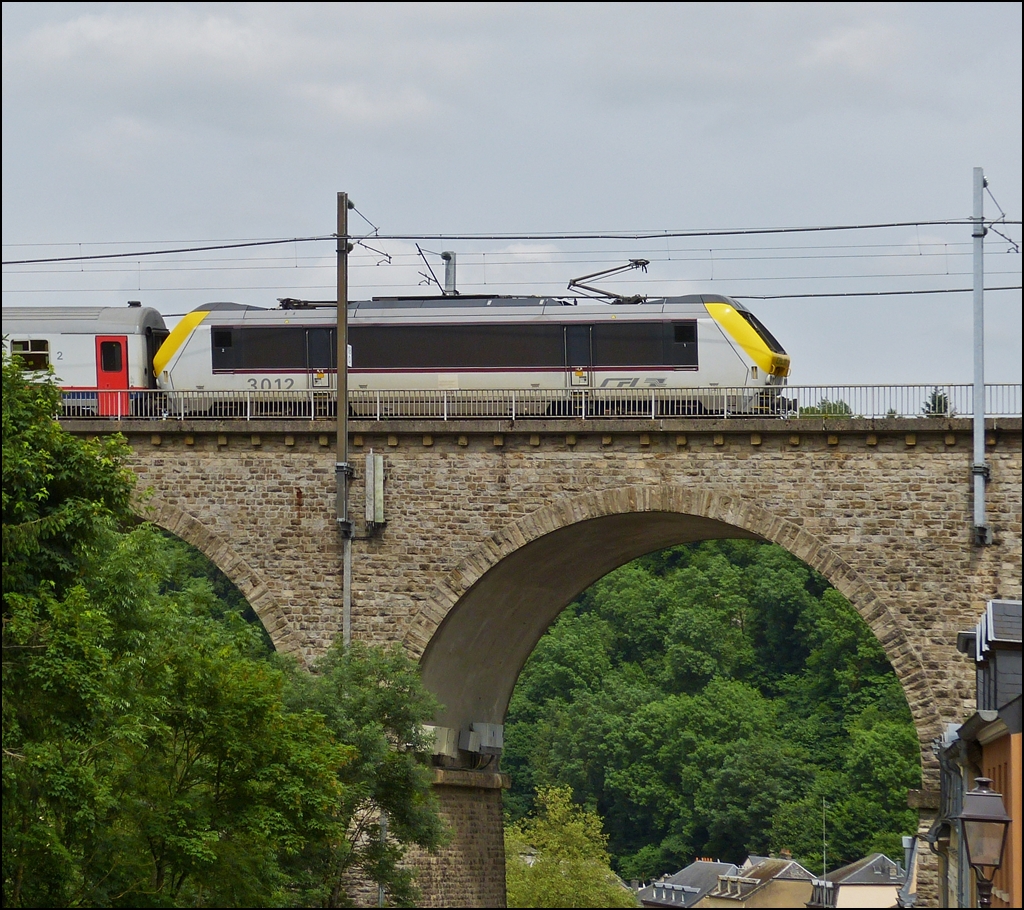 . Meine Version der 3012 auf dem Clausener Viadukt in Luxembourg Stadt. Sie zieht am 14.06.2013 den leicht versp�teten IR 117 Liers - Luxembourg in Richtung Endstation. (Hans)