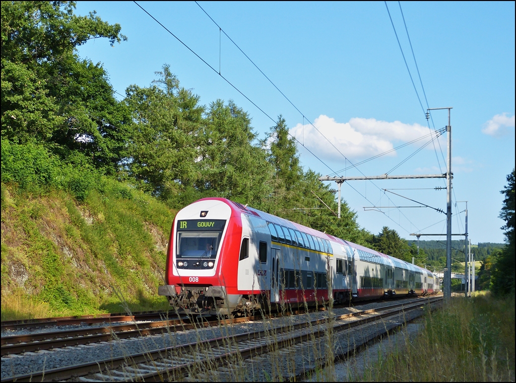 . Motiv verdeckt - Als am Abend des 25.07.2013 der leicht versp�tete IR 3818 Luxembourg - Gouvy dem Bahnhof von Wilwerwiltz entgegeneilte, wollte das hohe Gras entlang der Nordstrecke unbedingt mit auf's Bild. ;-) (Jeanny)