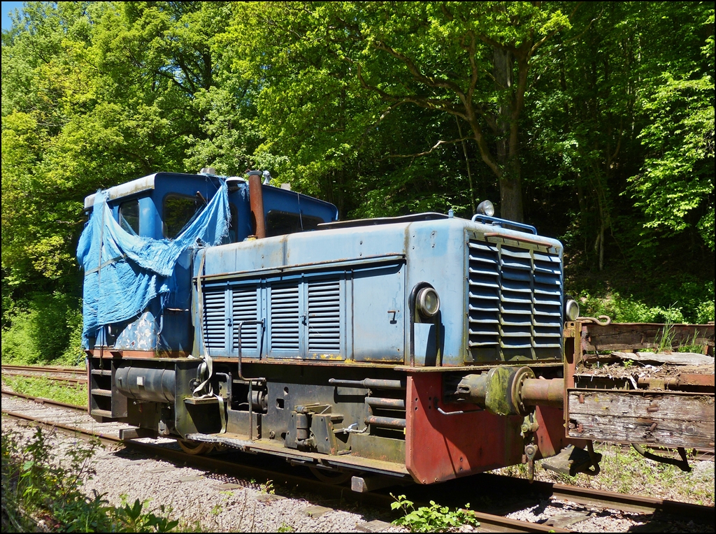 . Museumsbahn Train 1900 - Leider auch in einem sehr schlechten Zustand pr�sentierte sich am 02.06.2013 noch eine Jung Lok in Fond de Gras. (Hans) 

Es ist eine kleine hydraulische Diesellokomotive, die bei der Firma Jung in Jungental hergestellt wurde. Es gibt sie in verschiedenen Versionen f�r Streckenbetrieb mit Redukter oder Industriebetrieb mit hydraulischem Antrieb.

Die 250 PS starke Maschine wurde 1966 an ARBED-Schifflingen geliefert. Sie lief dort Kabine an Kabine mit ihrer Schwester gekuppelt. Bei der Fusion der Lokbetriebe der ARBED wurden sie einzeln in Belval eingesetzt bis sie �berz�hlig wurden. Nach langen Verhandlungen konnte die AMTF einen ihrer Finanzen entsprechenden Kaufpreis erreichen, dennoch mu�te man feststellen, da� der Motor sauer war. Zus�tzliche Kosten waren f�r die Austauschteile bei MTU (Mercedes) zu erwarten, doch Mechaniker vom TICE haben unentgeltlich gute Arbeit geleistet. Nachdem die meisten Beulen aus der Karosserie ausgebessert wurden, ist sie blau gestrichen worden. Die Leistung der Lok gen�gt nicht um einen 3-Wagen Zug die Steigung von Petingen hochzuziehen.

Die technischen Daten:
No: 30
Hersteller: Jung, Jungental
Fabriknummer: 13870
Baujahr: 1966 
Motor: Jung  250 PS
Herkunft: ARBED-Schifflange
