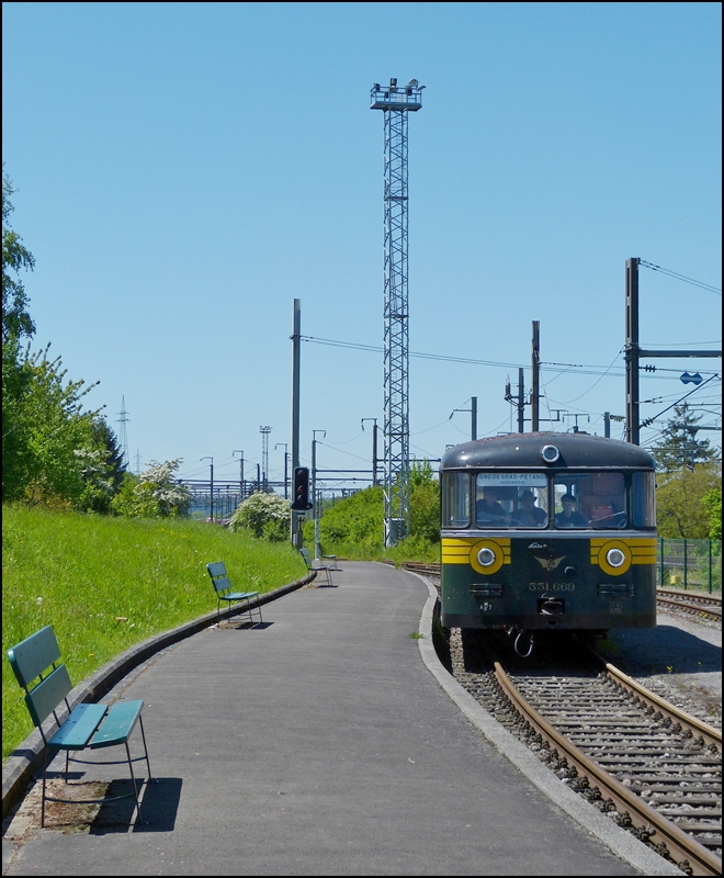. Museumsbahn Train 1900 - Viele leere Oma B�nke warten in P�tange darauf benutzt zu werden bei der Einfahrt des Uerdinger Schienenbusses 551.669 am 02.06.2013. (Jeanny)