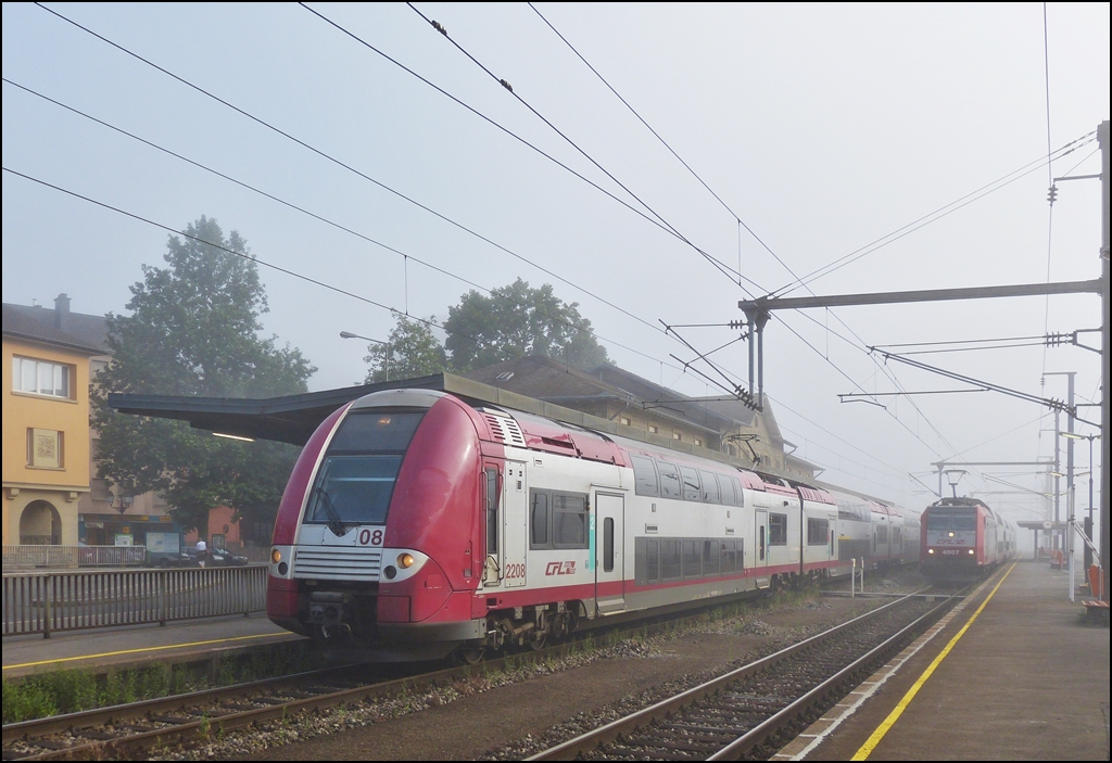 . Nebel in Ettelbr�ck - Am 01.08.2013 verl�sst die Computermaus Z 2208 als IR 3733 Troisvierges - Luxembourg den Bahnhof von Ettelbr�ck, w�hrend die 4007 die RB 3233 Wiltz - Luxembourg in den Bahnhof zieht. (Hans)