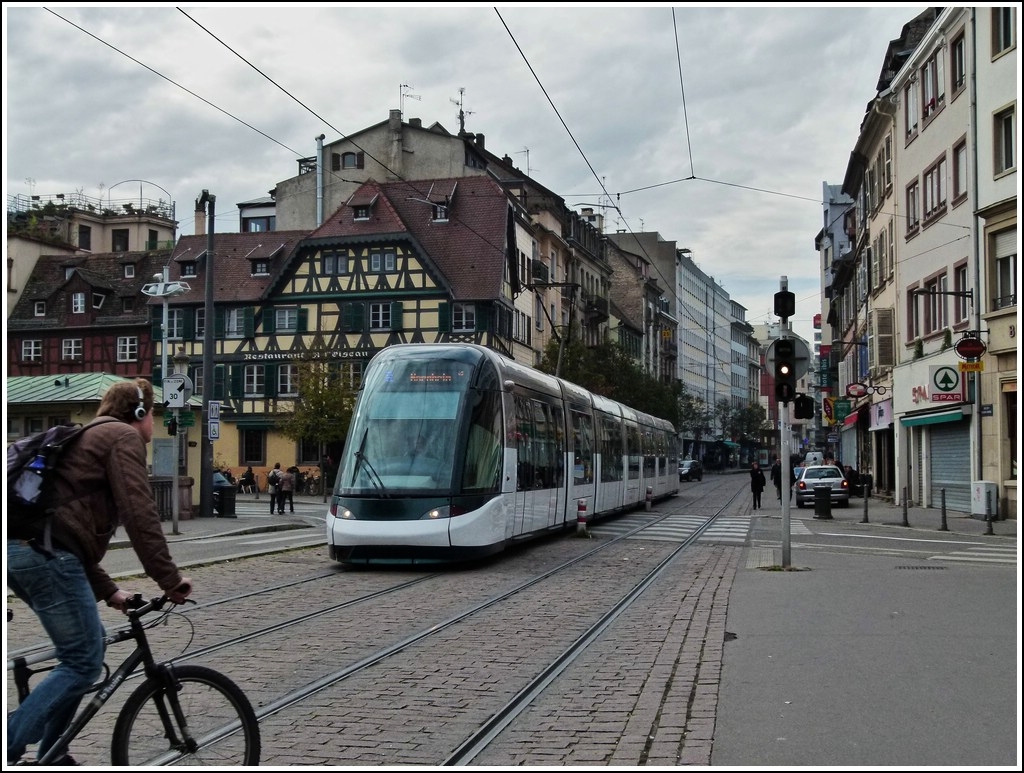 . Pleiten, Pech und Pannen - Auch Radfahrer k�nnen die Citadis Tram auf dem Pont National in Strasbourg zufahren. 28.10.2011 (Jeanny)