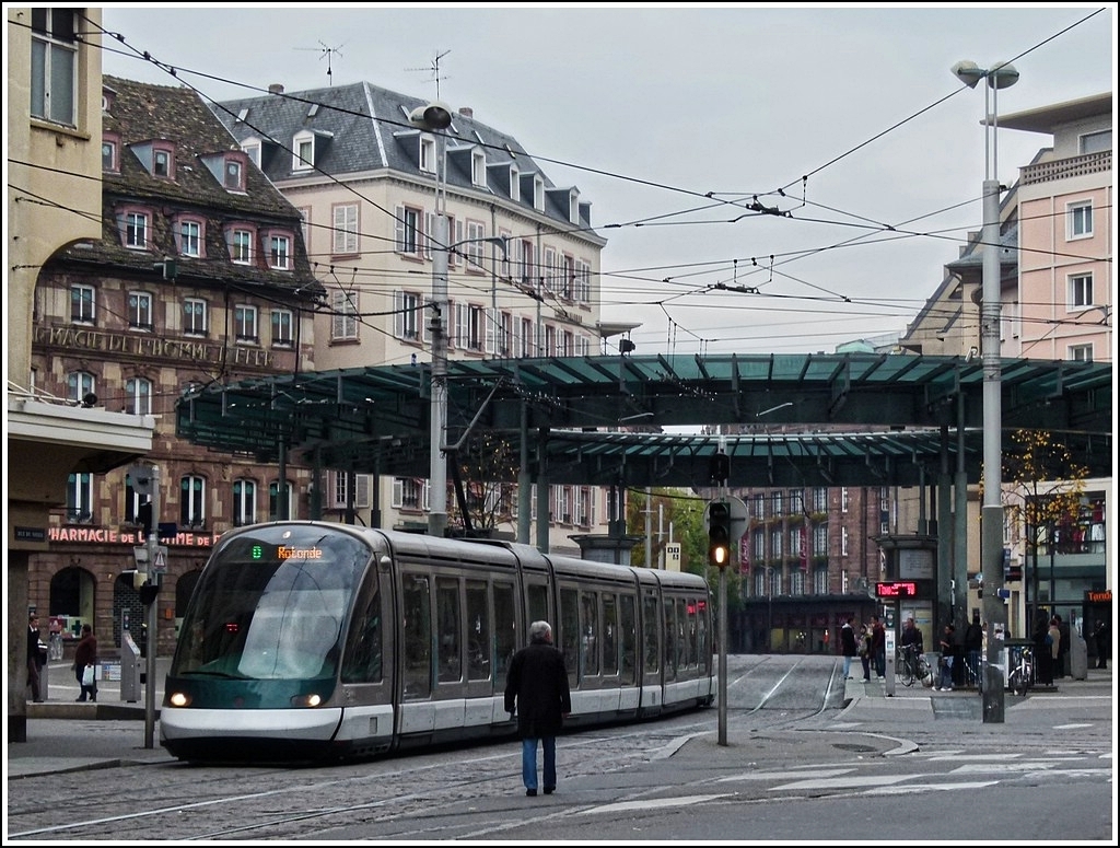 . Pleiten, Pech und Pannen - An der Haltestelle Homme de Fer in Strasbourg ist es fast unm�glich eine Stra�enbahn ohne Menschen abzulichten. Am 30.10.2011 verl�sst eine Eurotram der Linie D die Haltestelle Homme de Fer in Richtung Rotonde. (Jeanny)