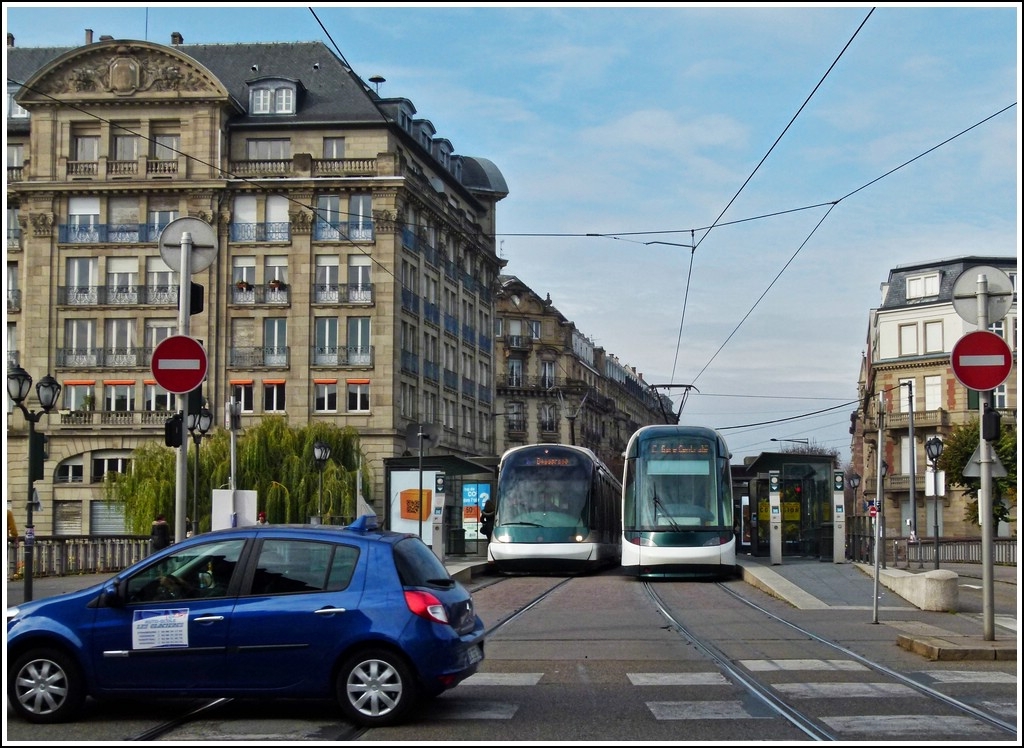 . Pleiten, Pech und Pannen - Ein Auto f�hrt mir durchs Bild, als ich die beiden Trams (rechts Citadis, links Eurotram) an der Haltestelle Gallia in Strasbourg fotografieren wollte. 29.10.2011 (Jeanny)