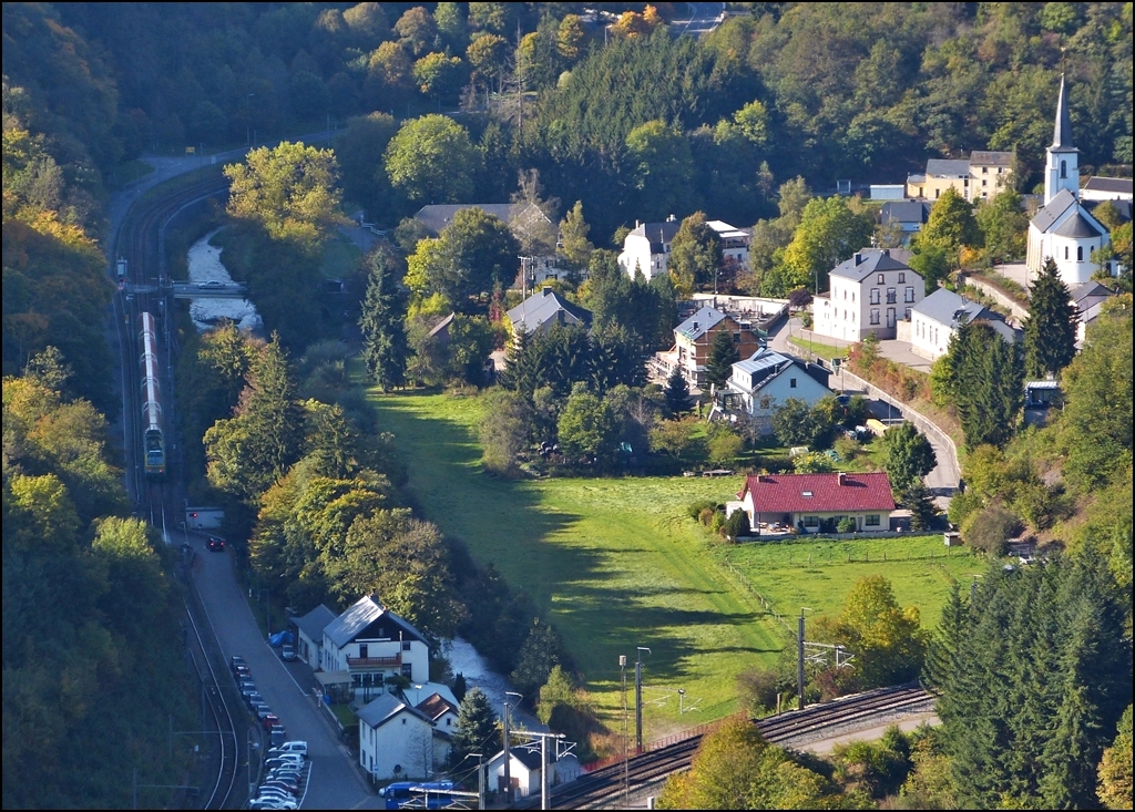 - Schattendasein - Am Aussichtspunkt Hockslay in Kautenbach kann man die Stichstrecke nach Wiltz beobachten, zusammen mit der RB 3214 Luxembourg - Wiltz, die von einer Lok der S�rie 3000 vorbei an der Ortschaft Kautenbach gedr�ckt wird. 01.10.2012 (Jeanny)