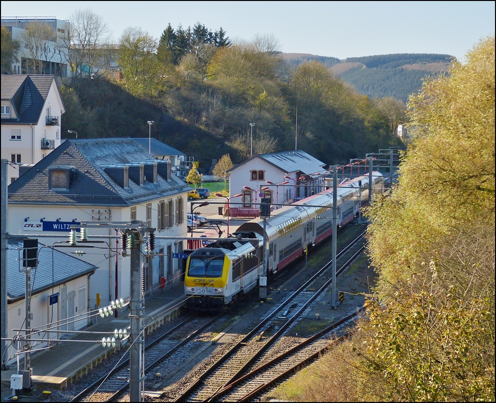 - Schattendasein - Noch vor einem Jahr war es sehr au�ergew�hnlich, wenn eine Lok der S�rie 3000 nach Wiltz kam, manchmal lie� sich eine blicken mit einem Sonderzug zum allj�hrlichen Musikfestival im Sommer. Jetzt kommen sie t�glich, wie am 28.10.2012 die 3016 mit der RB 3238 nach Luxemburg Stadt, die im Bahnhof von Wiltz auf die Abfahrt wartet. (Hans)