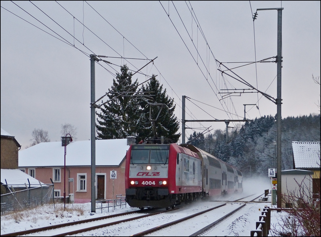 - Schnee in Luxemburg - Die 4004 durchf�hrt mit dem IR 3714 Luxembourg - Troisvierges die verschneite Ortschaft Enscherange. 07.12.2012 (Jeanny)