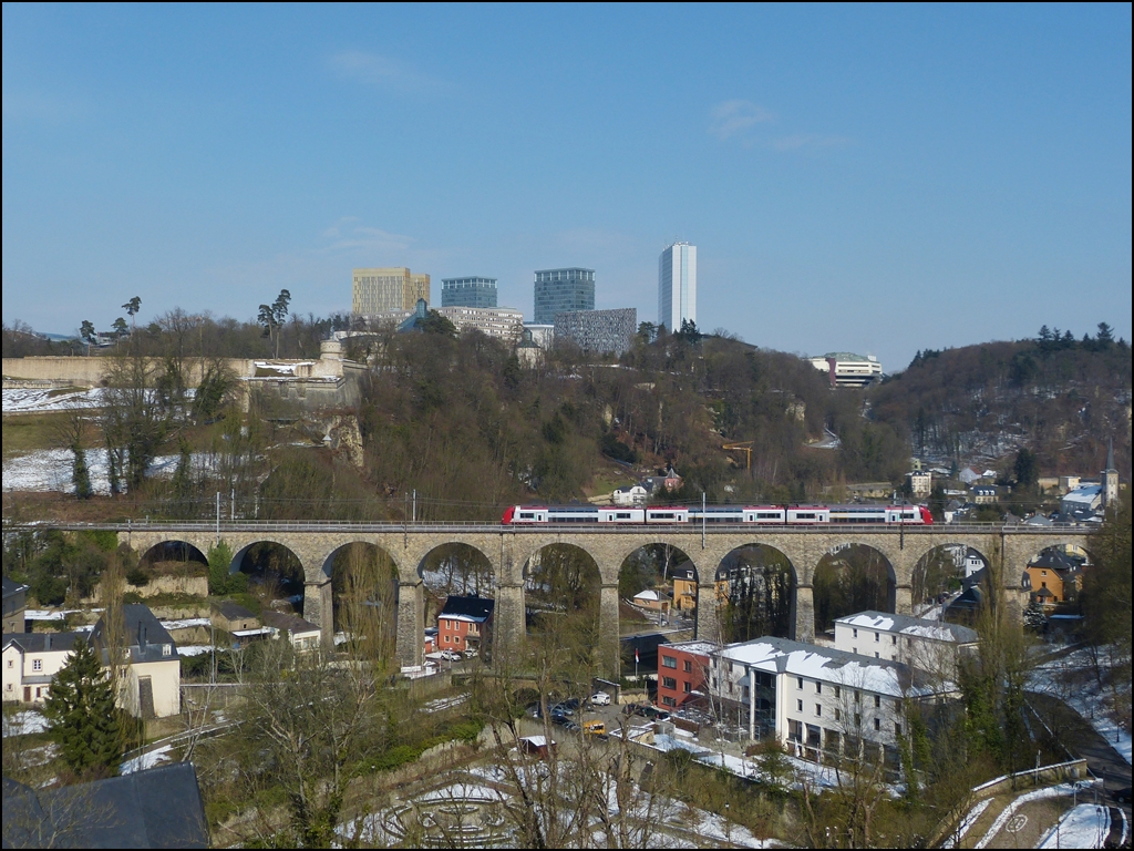 . Umgekehrt h�tte es besser gepasst - Eine einzelne Computermaus bef�hrt am 15.03.2013 als RB 3213 Luxembourg - Wiltz den 257 Meter langen Pfaffentaler Viadukt vor der Kulisse des Centre Europ�en, des Mus�e d’Art Moderne Grand-Duc Jean und den �berresten des Fort Th�ngen (Dr�i Eechelen) in Luxemburg Stadt. (Jeanny)