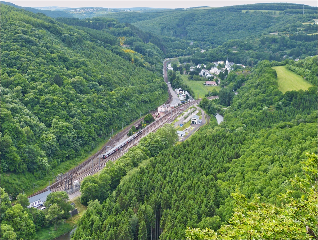. Vorlage f�r T-Gauge - Am Aussichtspunkt Hockslay in Kautenbach k�nnte der in den Keilbahnhof von Kautenbach einfahrende IR 118 Luxembourg - Liers durchaus mit T-Gauge verglichen werden. 15.06.2013 (Jeanny)