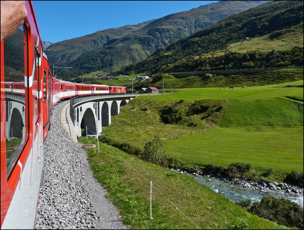 - Wenn zwei dasselbe wollen - So sch�n kann die Fahrt mit einem MGB Regio durch das Usenental sein. Die sch�ne Br�cke �ber die Furkareuss kurz vor Hospental ist ein begehrtes Fotomotiv und bedingt durch den Gr��enunterschied der Fotografen entstehen dann doch zwei unterschiedliche Aufnahmen. 16.09.2012 (Jeanny)