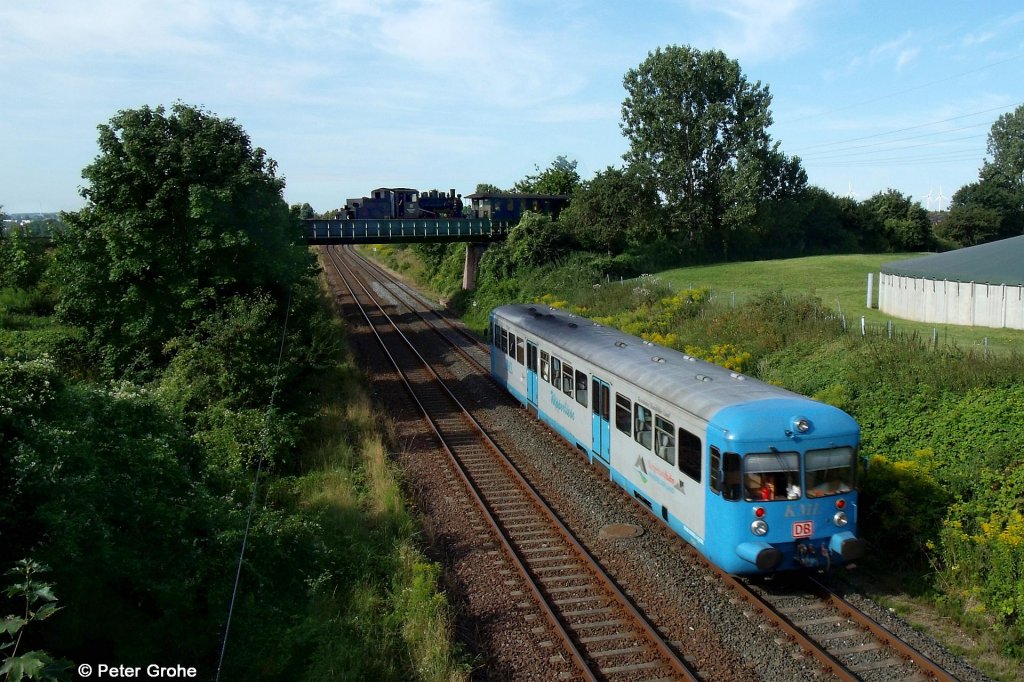   Wipperliese   Esslinger Triebwagen VT 408 f�hrt gerade als RB von Wippra nach Klostermansfeld --> oben auf der Br�cke rollt (leider g�nzlich ohne Rauchfahne, daher kaum zu sehen) die Mansfelder Bergwerksbahn mit Lok Nr. 20 (750 mm Spurweite) vor Sonderzug Richtung Station Bocksthal, fotografiert bei Klostermansfeld am 04.08.2012 --> Der Triebwagen der Kreisbahn Mansfelder Land f�hrt rechts auf der kurz zuvor in weitem Bogen eingeschwenkten KBS 337 Wippra - Helbra, wogegen das linke Gleis zur eingleisigen Hauptstrecke KBS 335 Magdeburg - Erfurt geh�rt. 