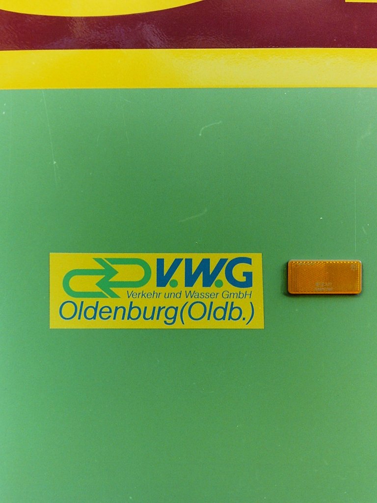 ... wurden sp�ter diese schmalen gelben Aufkleber verwendet, die dann gleichzeitig wie hier bei Wagen 60 auch auf den Bussen angebracht wurden. Im Rahmen der Einf�hrung der ersten Standradlinienbusse Typ II wurden die Aufkleber dann wei� und gr��er, ...