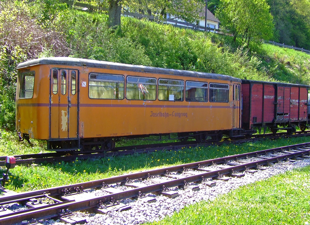1.000mm vierachsige Triebwagenbeiwagen MME VB  4, ex IBL VB 4 -(Inselbahn Langeoog, Langeoog) der MME  M�rkische Museums-Eisenbahn e.V.  (Sauerl�nder Kleinbahn) abgestellt am 23.05.2010 in Herscheid-H�inghausen.
Der Beiwagen wurde 1930 von Westwaggon unter der Fabriknummer 153641 gebaut und an die KAE - Kreis Altenaer Eisenbahn, Altena (Westfalen) als 33 geliefert, 1955 Umzeichnung in VB 4 - 33 und 1961 verkauft an die IBL - Inselbahn Langeoog, Langeoog hier nun VB 4. 1963 erfolgte dann ein Umbau, Abbruch des Wagenkastens, anschlie�ender Neuaufbau in Anlehnung an das Erscheinungsbild von VT 1 und 2 und so fand der Wagen bis 1995 bei Inselbahn Langeoog Verwendung bis er dann zur MME kam.
Technische Daten:
L�nge �ber Puffer: 11.580 mm
Breite: 2.450 mm
Eigengewicht: 9.600 kg
Sitzpl�tze: 40