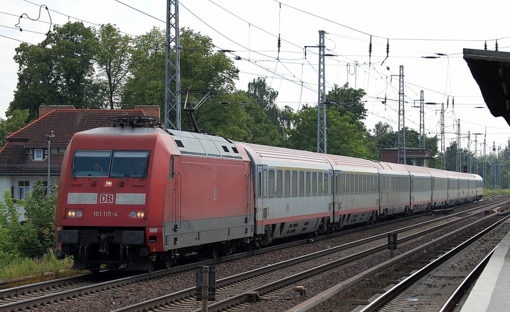 101 115-4 mit dem EC 378 zum Ostseebad Binz mit interessanterweise stereichischen Personenwagen (sonst tschechische) am 28.06.13 Berlin-Karow.