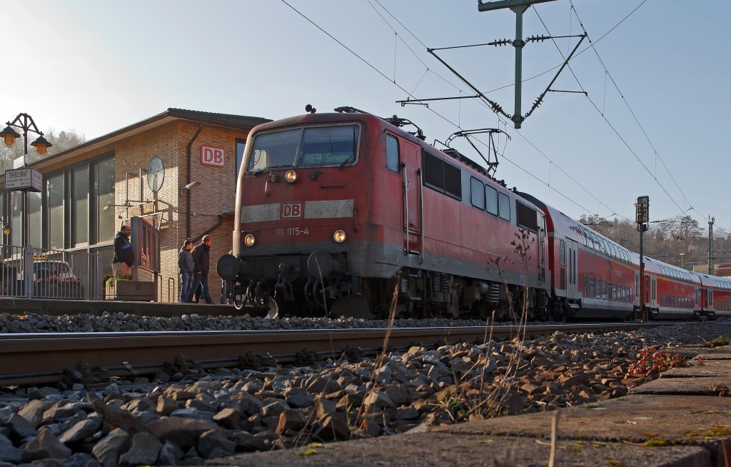 111 015-4 mit dem RE 9 (Rhein-Sieg-Express) Aachen - K�ln - Siegen f�hrt am 15.01.2012 in den Bahnhof Betzdorf/Sieg ein.