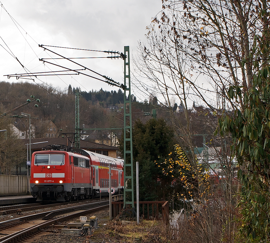 111 077-4 mit RE 9 (Rhein-Sieg-Express) Aachen - K�ln - Siegen, hat hier am 10.12.2011 den Bahnhof Betzdorf/Sieg verlassen und f�hrt weiter in Richtung Siegen.