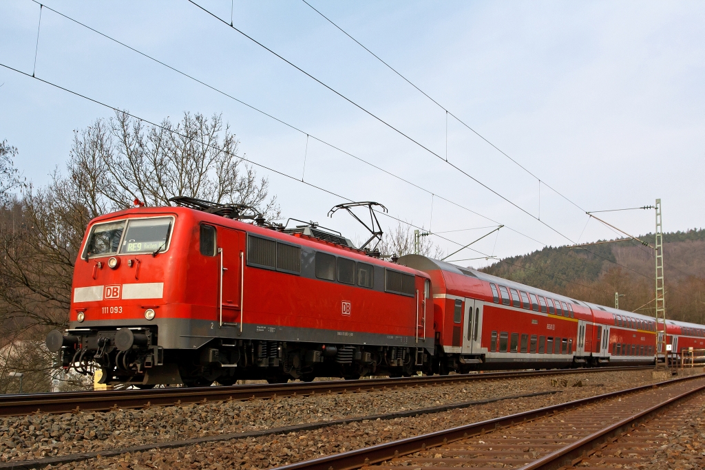 111 093 mit dem RE 9 (Rhein-Sieg-Express) Siegen-K�ln-Aachen f�hrt am 17.03.2012 in Richtung K�ln, hier bei Betzdorf-Bruche.