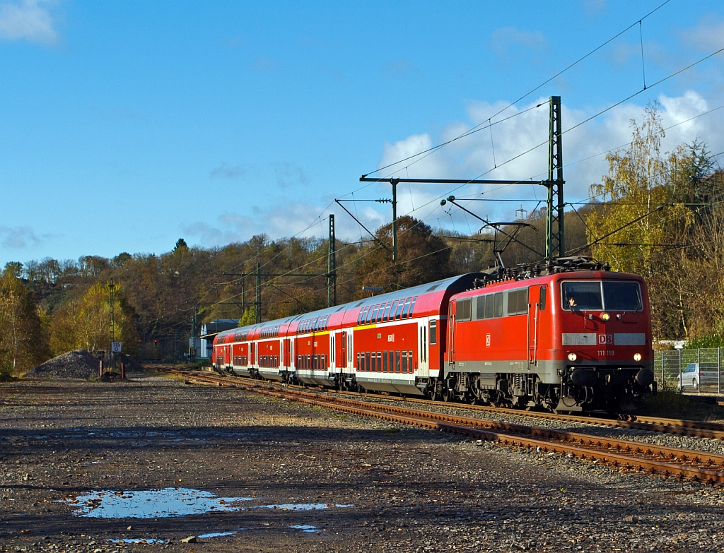 111 119-4 rauscht mit dem RE 9 (Rhein-Sieg-Express) Aachen - K�ln - Siegen auf der Rhein-Sieg-Strecke (KBS 460) bei km 115,0 in Richtung Siegen vorbei,  hier am 02.11.2012 in Mudersbach.