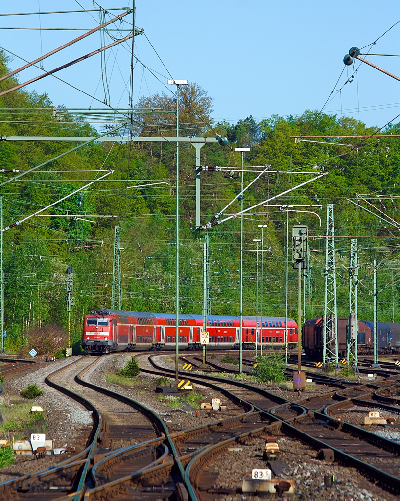 111 151-7 mit 5 DoSto´s als RE 9 - rsx Rhein-Sieg-Express (Aachen - K�ln - Siegen) hier am 10.05.2013 kurz vor der Einfahrt in den Bahnhof Betzdorf/Sieg.