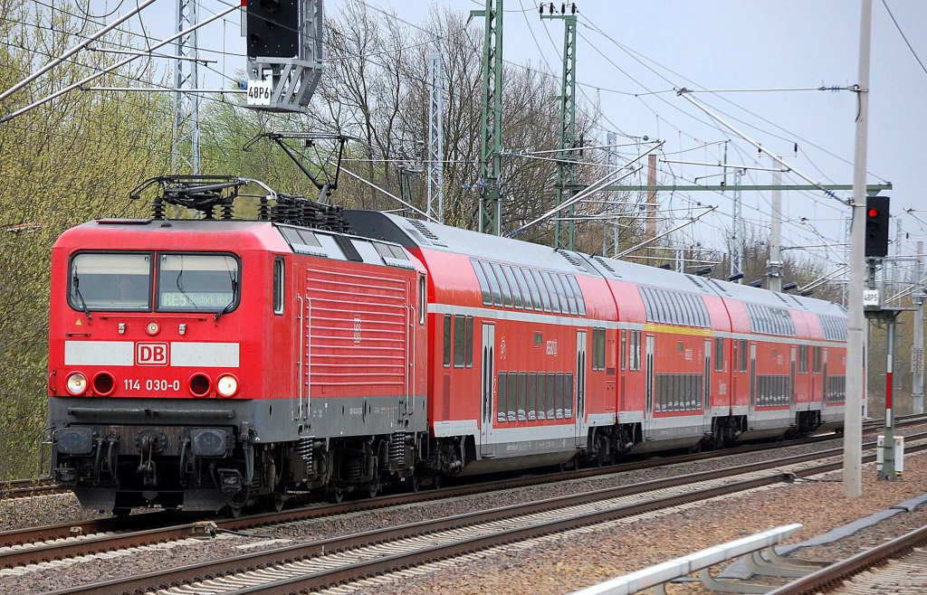 114 030-0 mit dem RE5 nach Rostock Hbf. , 07.04.11 Berlin-Blankenburg.