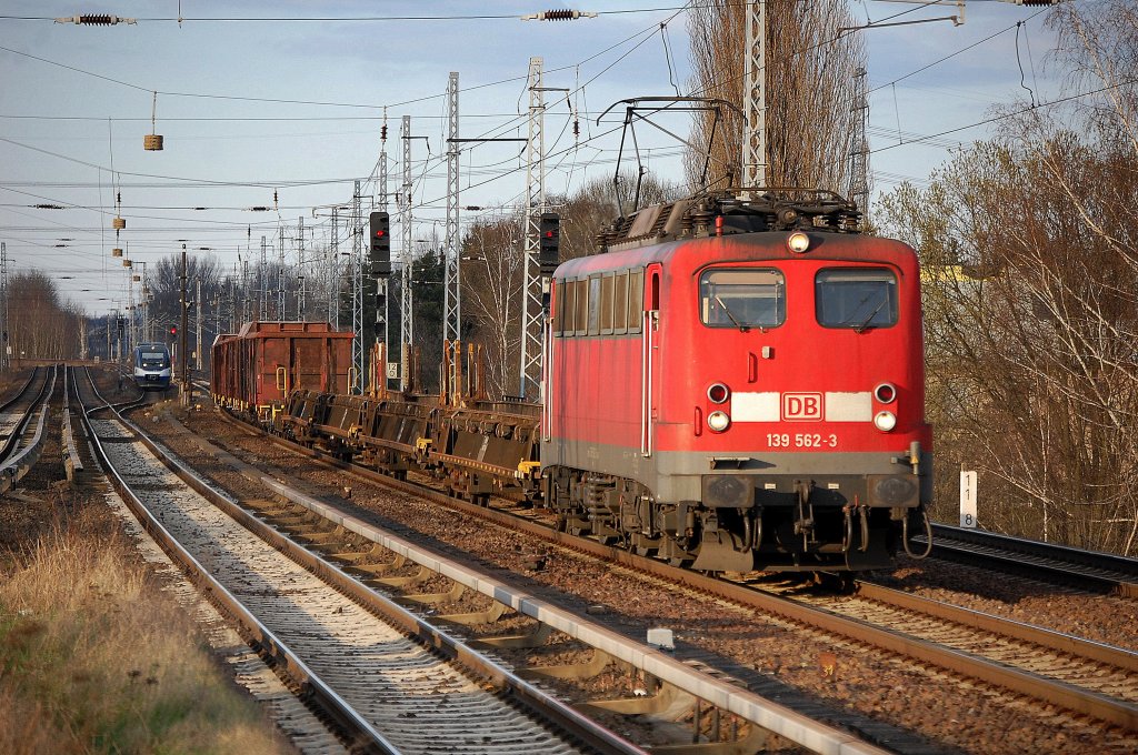 139 562-3 mit einem gemischten Gterzug (am Ende des Zuges eine 2.Klasse Regiowagen) am 05.04.12 Berlin-Karow.