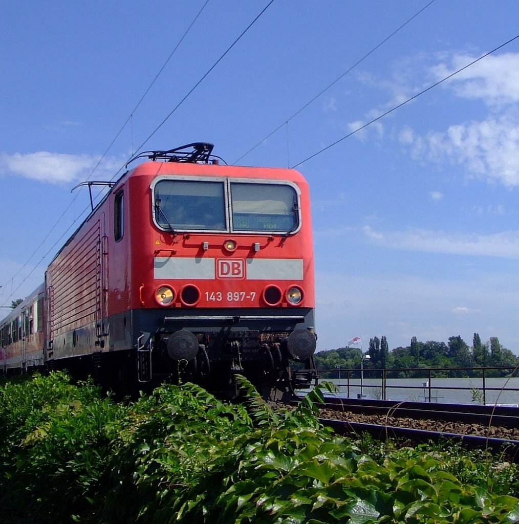 143 897-7 mit Nahverkehrszug am 26.07.2007 in R�desheim. Die 143 er ist die ehem. DR-Baureihe 243 und wurden bei Lokomotivbau Elektrotechnische Werke in Hennigsdorf gebaut. Die Loks haben eine Dauerleistung von 3500 kW.