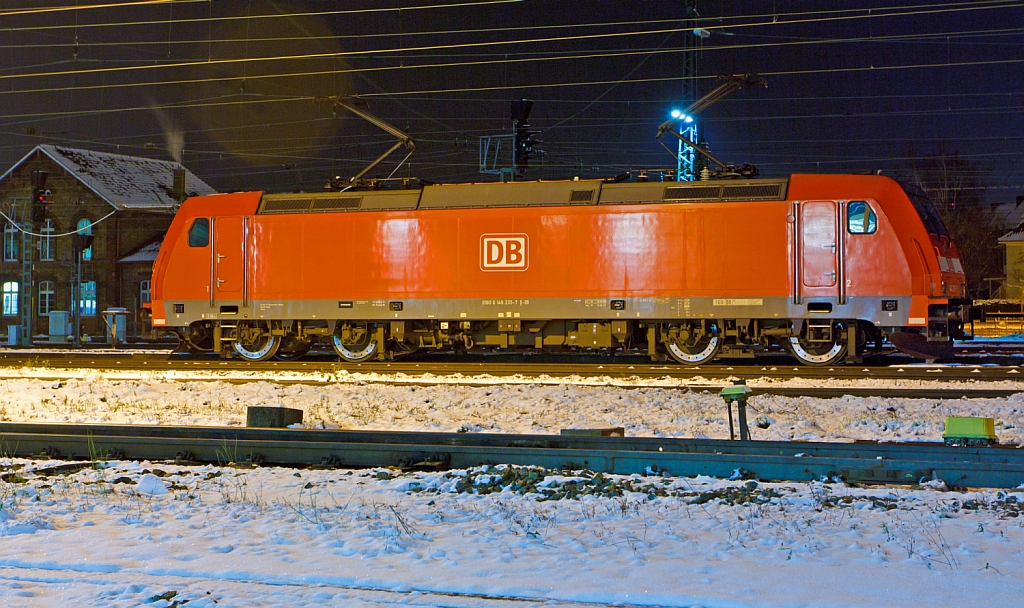 146 235-7 (eine Bombardier TRAXX P160 AC2) abgestellt am Abend des 08.12.2012 beim Bahnhof Offenburg. 
Auf Grund der Witterung ist sie doppeltaugeb�gelt abgestellt.