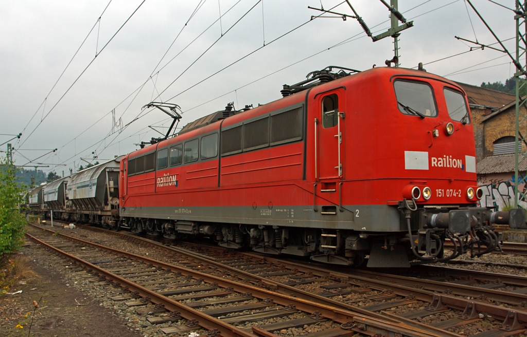 151 074-2 der DB Schnker Rail zieht einen Ganzzug mit geschlossenen Sch�ttgutwagen am 28.07.2012 durch Betzdorf/Sieg in Richtung K�ln.