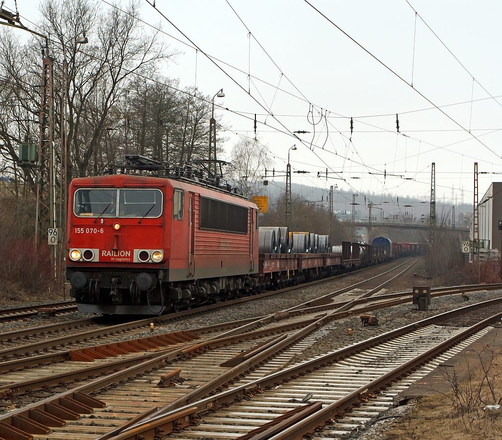 155 070-6 der DB Schencker Rail bringt einem gemischten G�terzug aus Richtung Hagen hier 10.03.2012 kurz vom Bf Kreuztal.