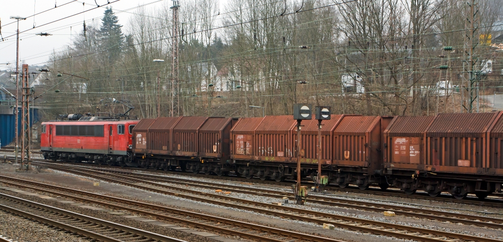 155 083-9 der DB Schencker Rail f�hrt mit einem Coil-Zug am 10.03.2012 von Kreuztal in Richtung Hagen los.