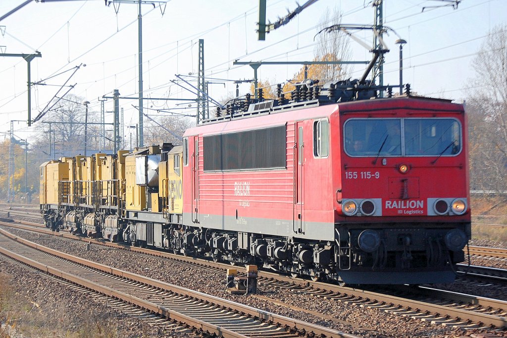 155 115-9 hat den Schienenschleifzug SPENO RR 24 MC7 am Haken, 01.11.11 Bhf. Flughafen Berlin-Schnefeld. 